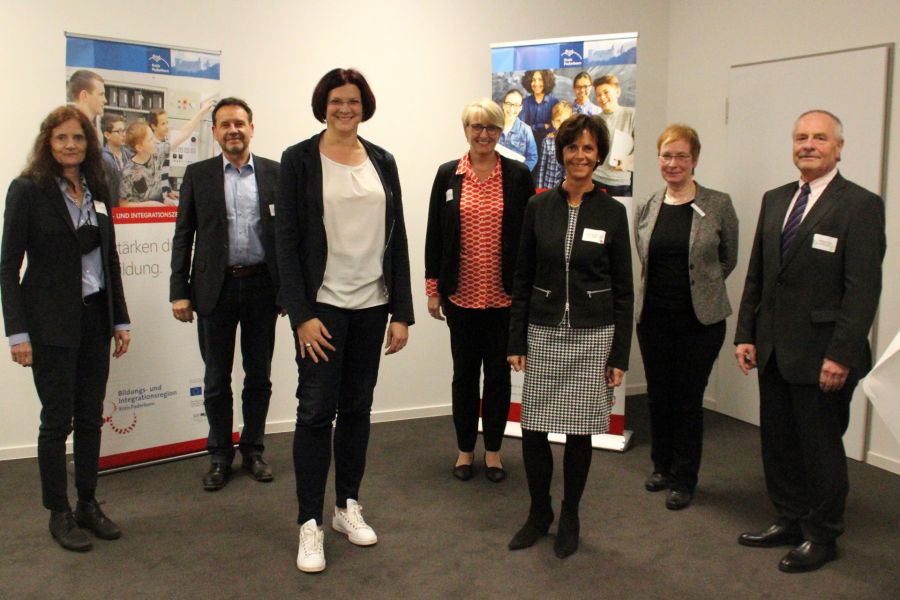 Setzen auf individuelle Beratung und Unterstützung von Jugendlichen bei der Berufsorientierung – (v.l.) Dr. Lydia Riepe (Projektleitung SchuBS Technik, InnoZent OWL e.V.), Michael Kemkes (Geschäftsführer InnoZent OWL e.V.), Silke Kohaupt (Vorsitzende Schul-und Sportausschuss Kreis Paderborn), Annette Mühlenhoff (Dezernentin Kreis Paderborn), Petra Münstermann ( Sachgebietsleitung Übergang Schule Beruf Bildungs- und Integrationszentrum Kreis Paderborn), Petra Bolte (Amtsleitung Bildungs- und Integrationszentrum Kreis Paderborn) und Diethelm Krause (stellv. Vorsitzender Schul-und Sportausschuss Kreis Paderborn). Bildrechte: Bildungs- und Integrationszentrum Kreis Paderborn